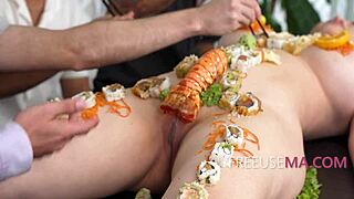 Suki Sin 作为免费厨师在厨房幻想干