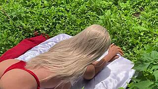 金发骚货玩具插紧屁股，看老公猛干继女！