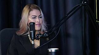 Decidiu investir em conteúdo pornô, foi chamada na direção da escola por vídeo vazado, perdeu a virgindade na cama da mãe, says Carol Rhcp in sheer red lingerie.