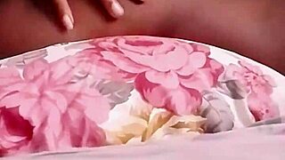 en-chan teaches the three fingers technique in part 2 with close up action