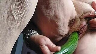 Oma neukt oude harige kut met komkommer in solo blonde granny food play. 🥒