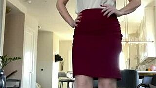 hey you're totally in love with your step-mommy's amazing curves 😍