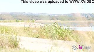 Briseida Myers欧洲黑发妹：在沼泽裸体户外速干发骚