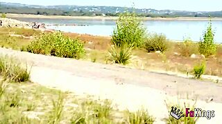 Briseida Myers欧洲黑发妹：在沼泽裸体户外速干发骚