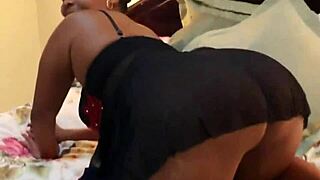 Ruby大屁股妹，摇着肥臀含大屌这么骚？