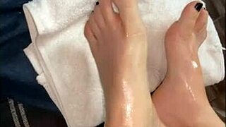 Chatting with followers while showing off my sexy barefoot feet 😘