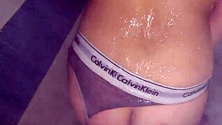 grabo a mi novia en la ducha con sexo caliente sin que sepa