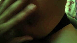 印度大学大屁股女老师和学生亲热做爱