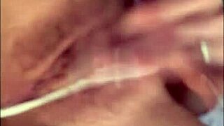 rica colegiala caliente se masturba con dildo esperando a su profe para un encuentro salvaje!