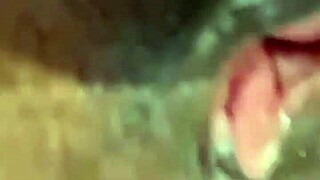 我在假鸡巴上高潮…屄里塞玩具超激烈独玩