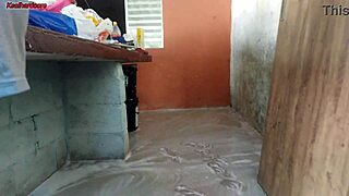 老婆出门矮个骚女仆抓我鸡巴塞进她小穴后院猛干