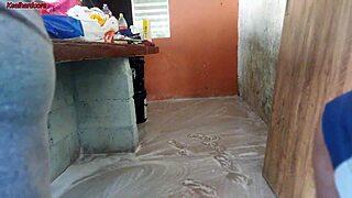 老婆出门矮个骚女仆抓我鸡巴塞进她小穴后院猛干