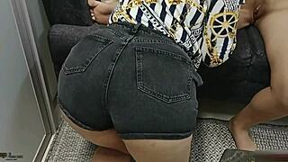 Lesbiana cachonda gimiendo de placer cuando su hermanastra lame su coño 🔥😍