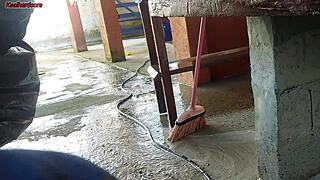 老婆出门矮个骚女仆抓我鸡巴塞进她小穴后院猛干