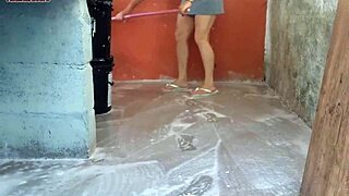 老婆出门矮个骚女仆抓我鸡巴塞进她小穴后院猛干