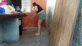 老婆出门矮个骚女仆抓我鸡巴塞进她小穴后院猛干