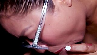 Le chupo el pene a mi peque�o hermanastro con su verga peque�a?