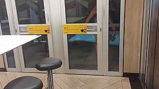 Peladinhas No Drive Thru Casadinhas Putas Dão Show No Mêqui E Segurança Quer Entrar Na Foda