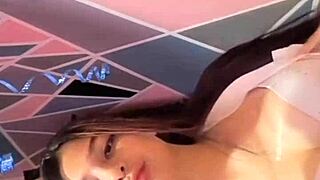 Universitaria se toca con su dildo in bed while flashing big tits and lingerie in dirty talk fetish scene.