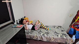 i'm fingindo esta falando com um macho no celular para meu marido ficar com ciumes e me fuder como uma vadia