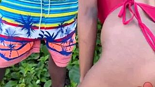 encuentro un negro vergon en la playa y le chupo la verga y me bebo su leche