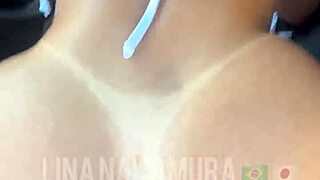 Japonesa gostosa Lina Nakamura CHUPA e SENTA até secar todo leite da ROLA PRETA de John Coffee no estacionamento