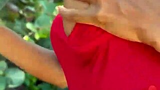 encuentro un negro vergon en la playa y le chupo la verga y me bebo su leche