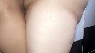 Mi novia me hace venir en el baño con una mamada que le doy, she's bisexual and we get into squirting action too.