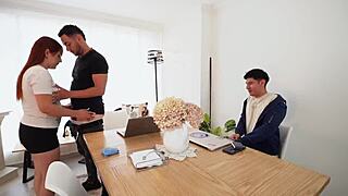 Joven Caliente Propone Dinero a Empleada Muda para Trio con Amigo