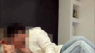 Flaca cachonda de Tinder monta y chupa verga sin parar hasta tragarse toda la leche