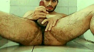 Disfrutando en la ducha con mi gran polla hasta correrme fuerte