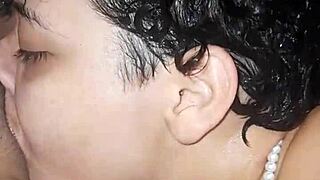 Mi novia me hace venir en el baño con una mamada que le doy, she's bisexual and we get into squirting action too.