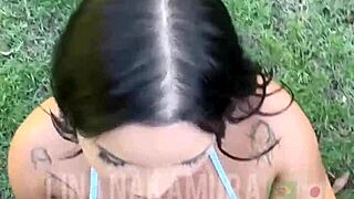 Japonesa gostosa Lina Nakamura CHUPA e SENTA até secar todo leite da ROLA PRETA de John Coffee no estacionamento