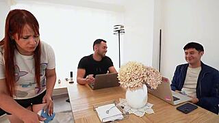 Joven Caliente Propone Dinero a Empleada Muda para Trio con Amigo