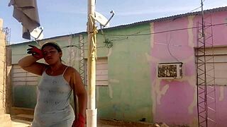 抓邻居盯超大拉丁屁股短裙户外闪