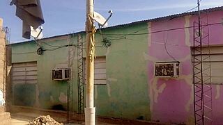 抓邻居盯超大拉丁屁股短裙户外闪