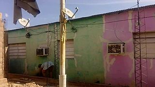 抓邻居盯超大拉丁屁股短裙户外闪