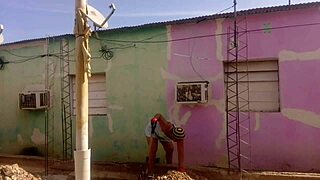 抓邻居盯超大拉丁屁股短裙户外闪