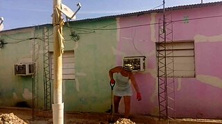 抓邻居盯超大拉丁屁股短裙户外闪