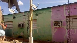 抓邻居盯超大拉丁屁股短裙户外闪