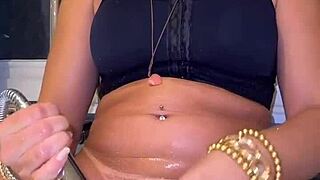 hey, watch this brazilian cutie with big clit and puffy pussy lips show rebolado in banheira before huge gozada on bed calling for firm macetar