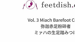 Miach crushes barefoot in Feetdish Vol 3 sample!