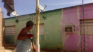 抓邻居盯超大拉丁屁股短裙户外闪