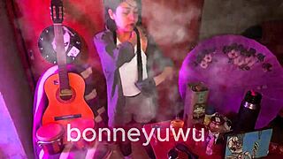 Bonneyuwu the petite 18-year-old in pigtails and miniskirt gets paid by a 36-year-old bartender to suck on a dildo in her solo session