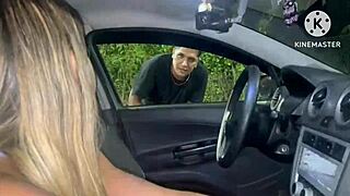 Esposa traindo o marido na rua depois que o carro acabou a gosolina o corno ainda abraça o comedor