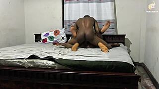 男友第一天干瘦黑妞后入骑乘屁塞双插