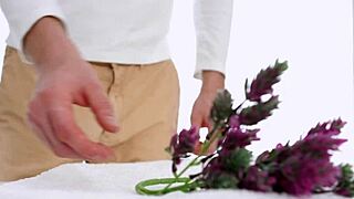 把娇小18+嫩妹全身油滑按摩爆操紧逼内射