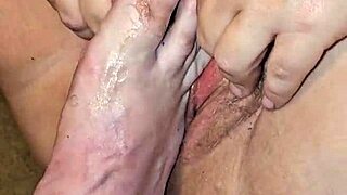 Thick milf showing off her sexy feet for foot fetish fun 😘👣