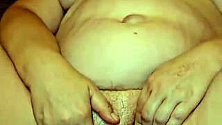 Thick milf showing off her sexy feet for foot fetish fun 😘👣