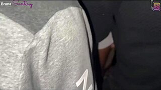 Meu marido me filmou com mais de 20 caras in wild gangbang. Corno no final chupou todo o gozo da bucetinha dela completo no red!